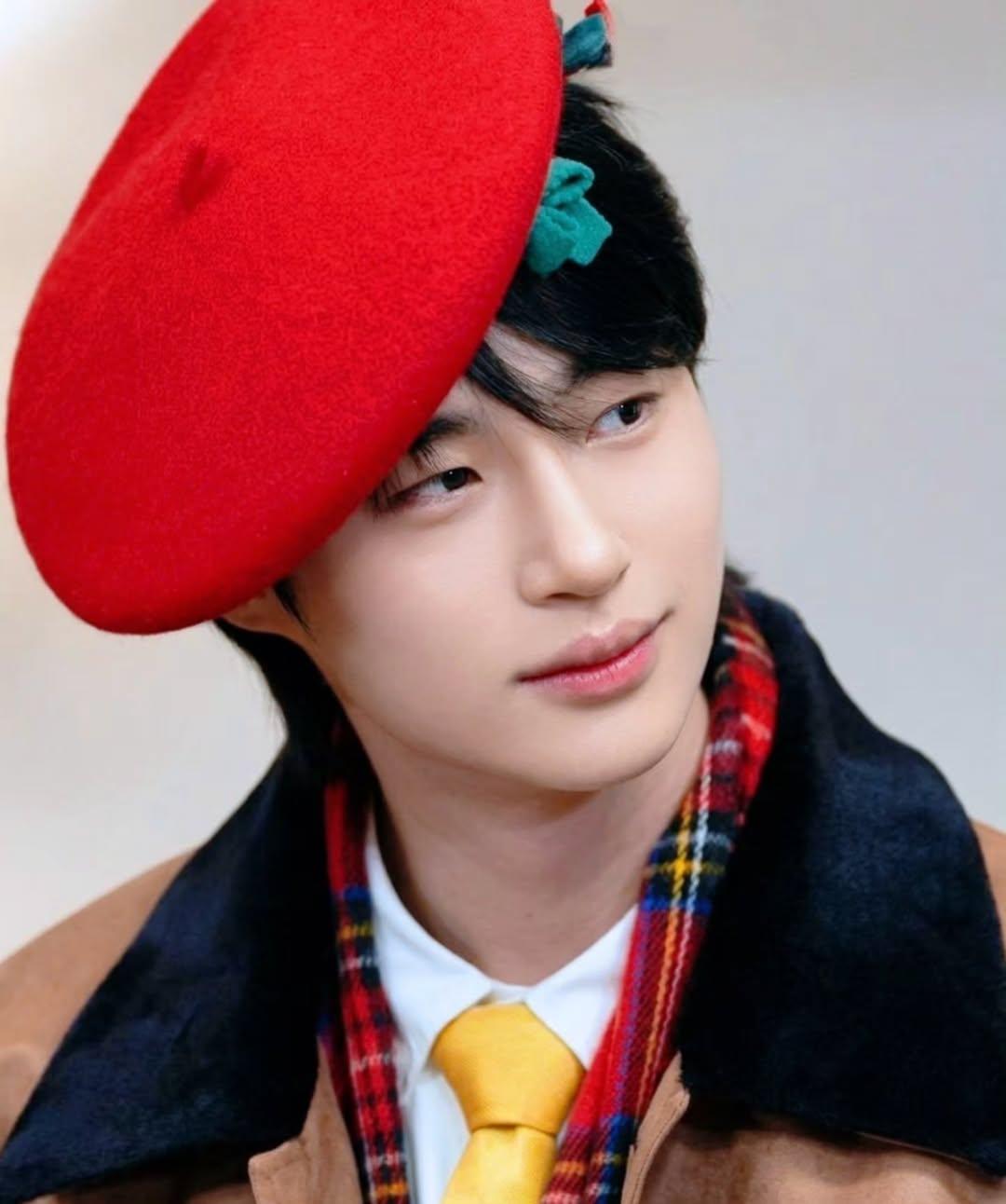 [잡담] 변우석) 놀뭐 착장 체리같고 귀엽다 | 인스티즈