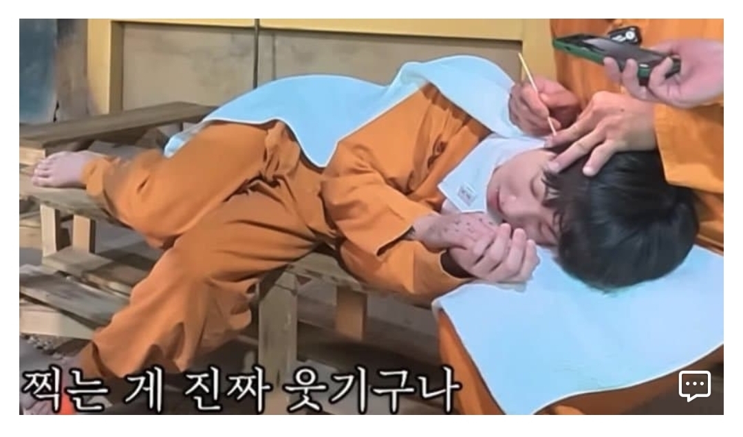 [잡담] 방탄 정국 한쪽 발 올리고 양손 포개고 있는것 봐봐 ㅋ | 인스티즈