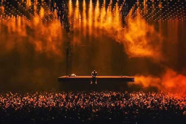 [정보/소식] 해외에서 지금 엄청 화제되고 있는 칸예 콘서트 무대디자인 | 인스티즈