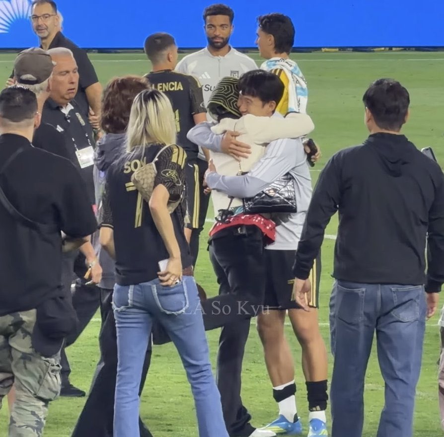 [잡담] 지디 누구한테 안길때 맨날 발 한쪽 띨롱 든다 | 인스티즈