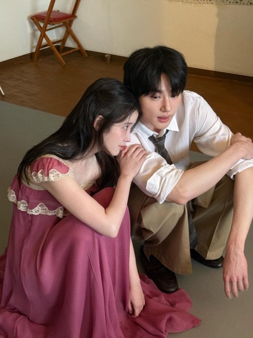 [잡담] 대군부인) 근데 아이유가 올린 엘르 사진 누군가가 걍 핸드폰 카메라로 찍은거아니야? | 인스티즈