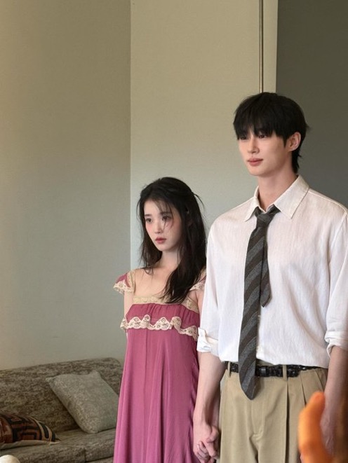 [잡담] 대군부인) 근데 아이유가 올린 엘르 사진 누군가가 걍 핸드폰 카메라로 찍은거아니야? | 인스티즈