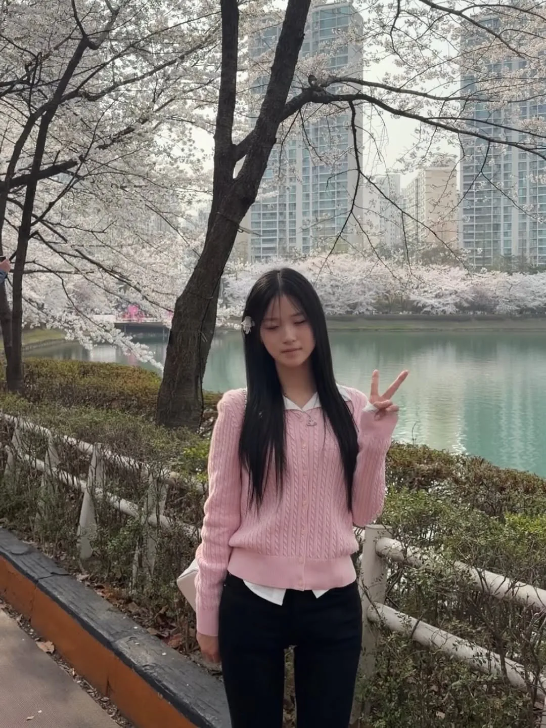 벚꽃구경 나온 최가온선수 | 인스티즈