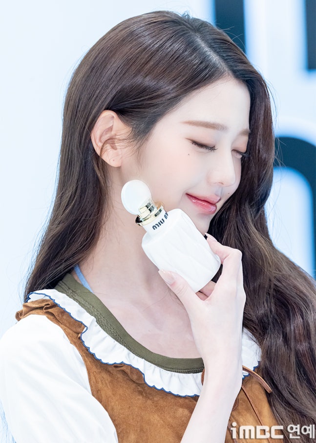 [잡담] 260406 장원영 미우미우 뷰티 포토콜 기사사진 | 인스티즈