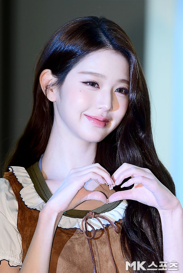 [잡담] 260406 장원영 미우미우 뷰티 포토콜 기사사진 | 인스티즈
