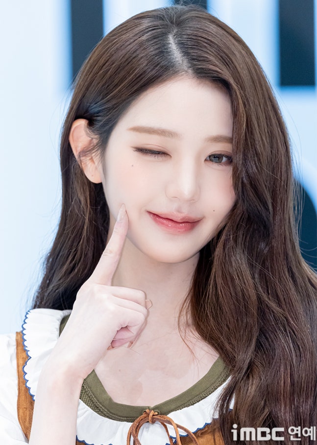 [잡담] 260406 장원영 미우미우 뷰티 포토콜 기사사진 | 인스티즈