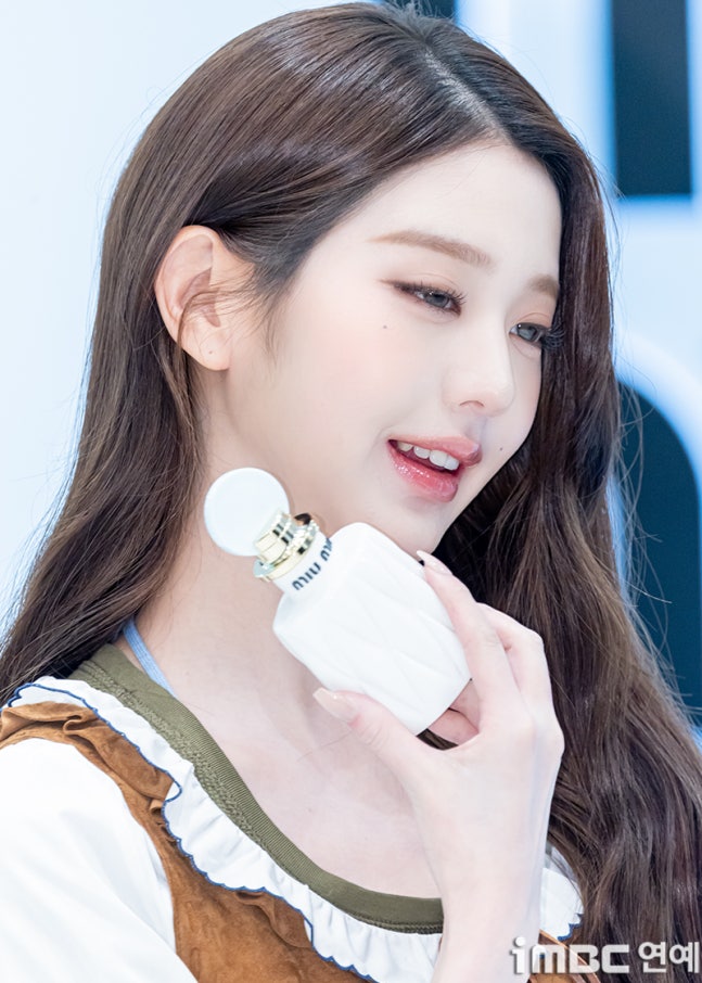 [잡담] 오늘 미우미우 뷰티 포토콜 행사 참석한 장원영 | 인스티즈