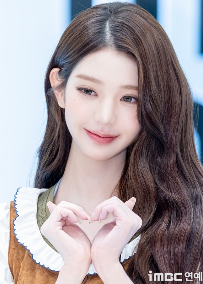 [잡담] 오늘 미우미우 뷰티 포토콜 행사 참석한 장원영 | 인스티즈