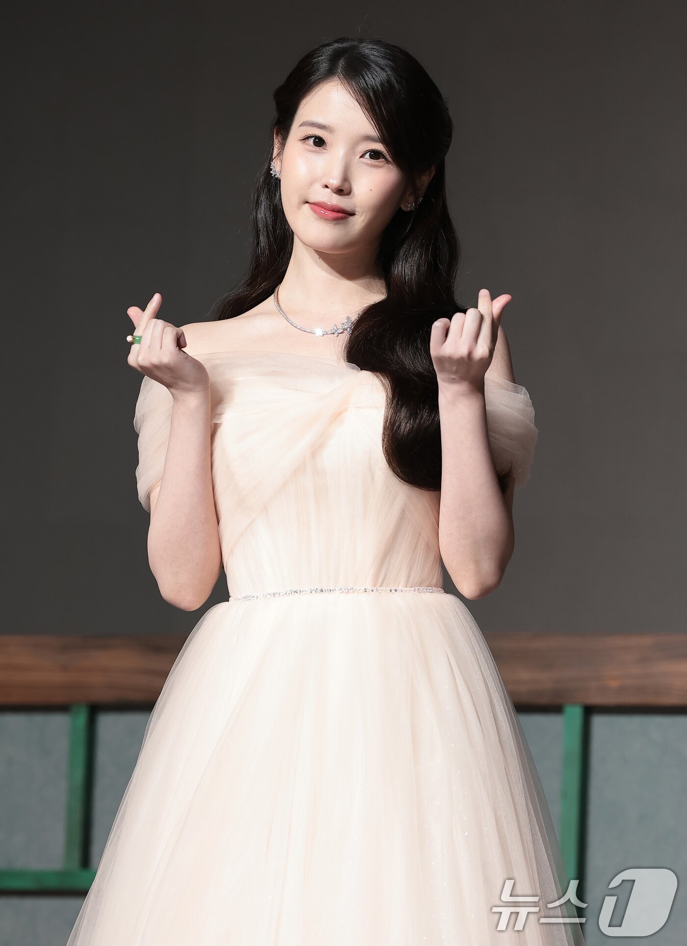 [잡담] 자아 갈아끼우는 아이유 ㅋㅋㅋ | 인스티즈