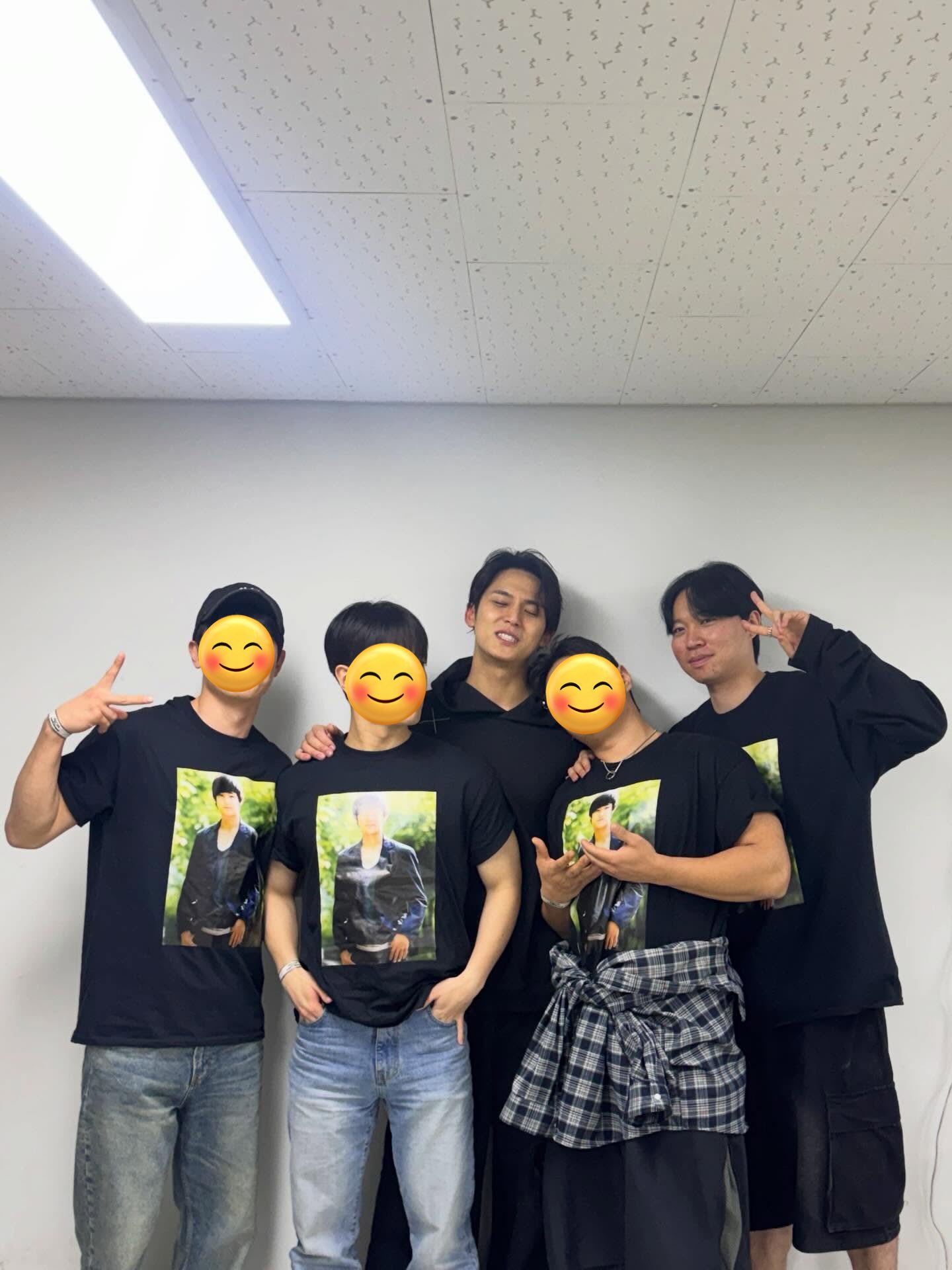 [잡담] ㅇㄴ 세븐틴 민규 동창분들 또 민규 과거사진으로 티셔츠 만들어서 입고가심 | 인스티즈