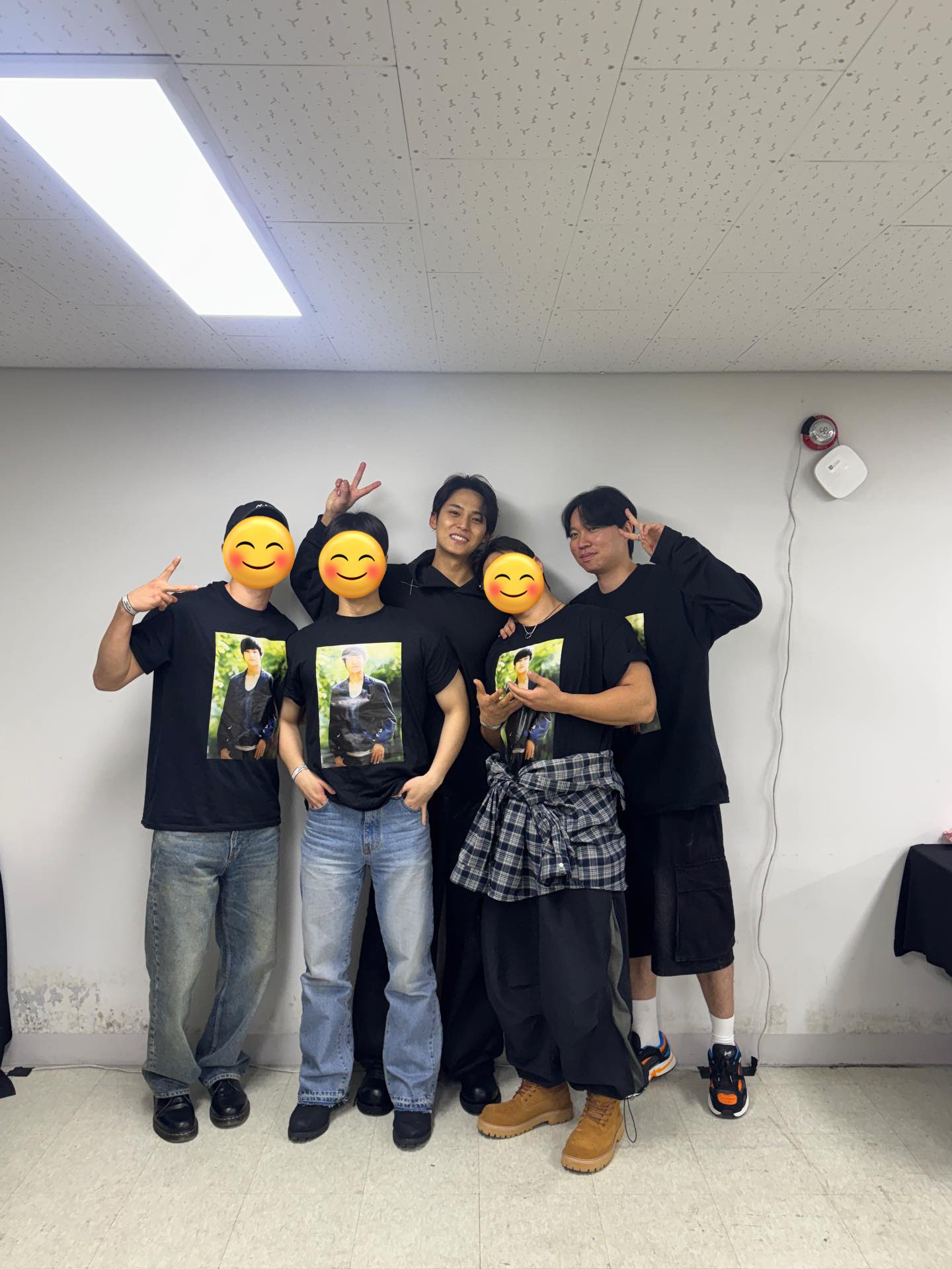 [잡담] ㅇㄴ 세븐틴 민규 동창분들 또 민규 과거사진으로 티셔츠 만들어서 입고가심 | 인스티즈