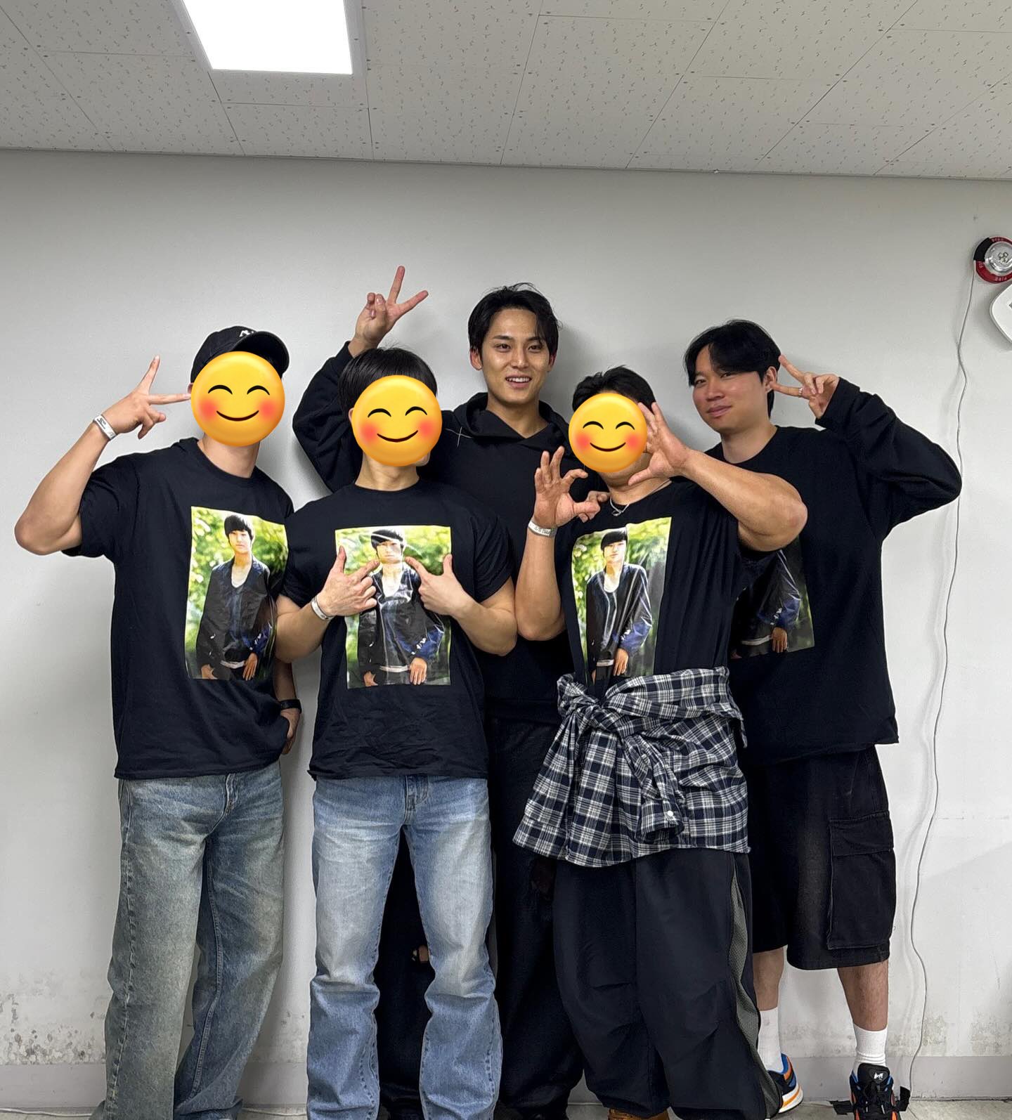 [잡담] ㅇㄴ 세븐틴 민규 동창분들 또 민규 과거사진으로 티셔츠 만들어서 입고가심 | 인스티즈