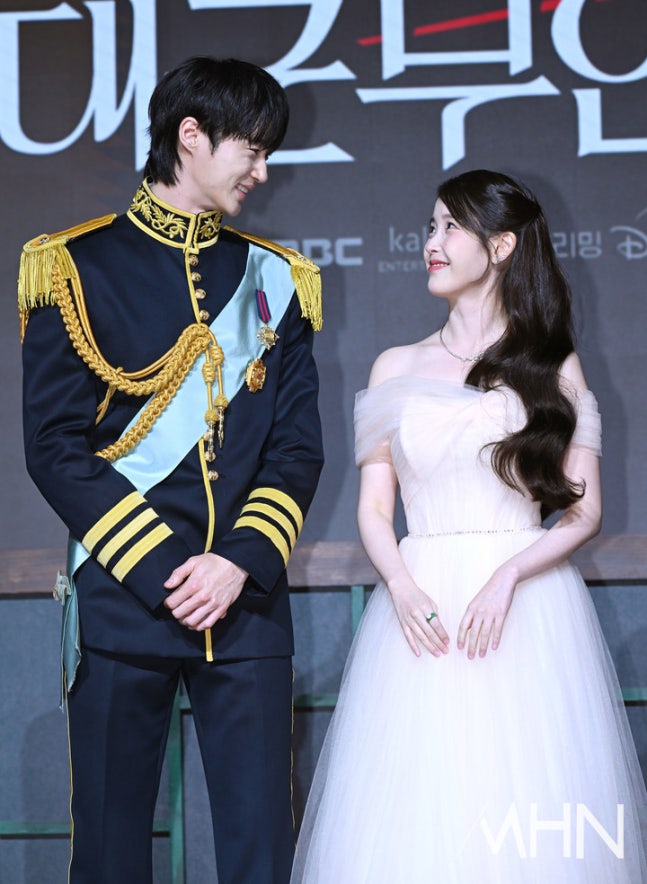 [잡담] 21세기대군부인) 260406 [21세기대군부인] 제작발표회 변우석 아이유 투샷 기사사진 | 인스티즈