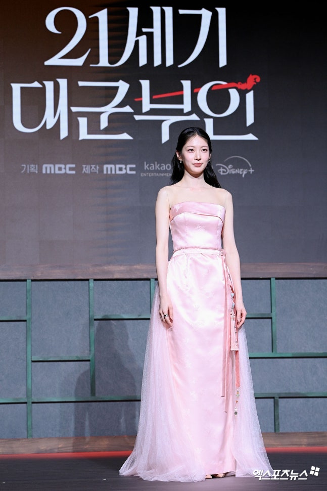 [잡담] 공승연) 260406 21세기대군부인 제작발표회 공승연 기사사진 | 인스티즈