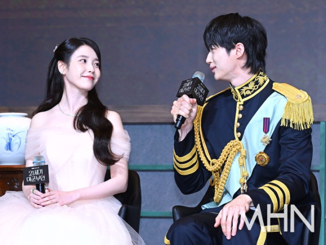 [잡담] 21세기대군부인) 260406 [21세기대군부인] 제작발표회 변우석 아이유 투샷 기사사진 | 인스티즈
