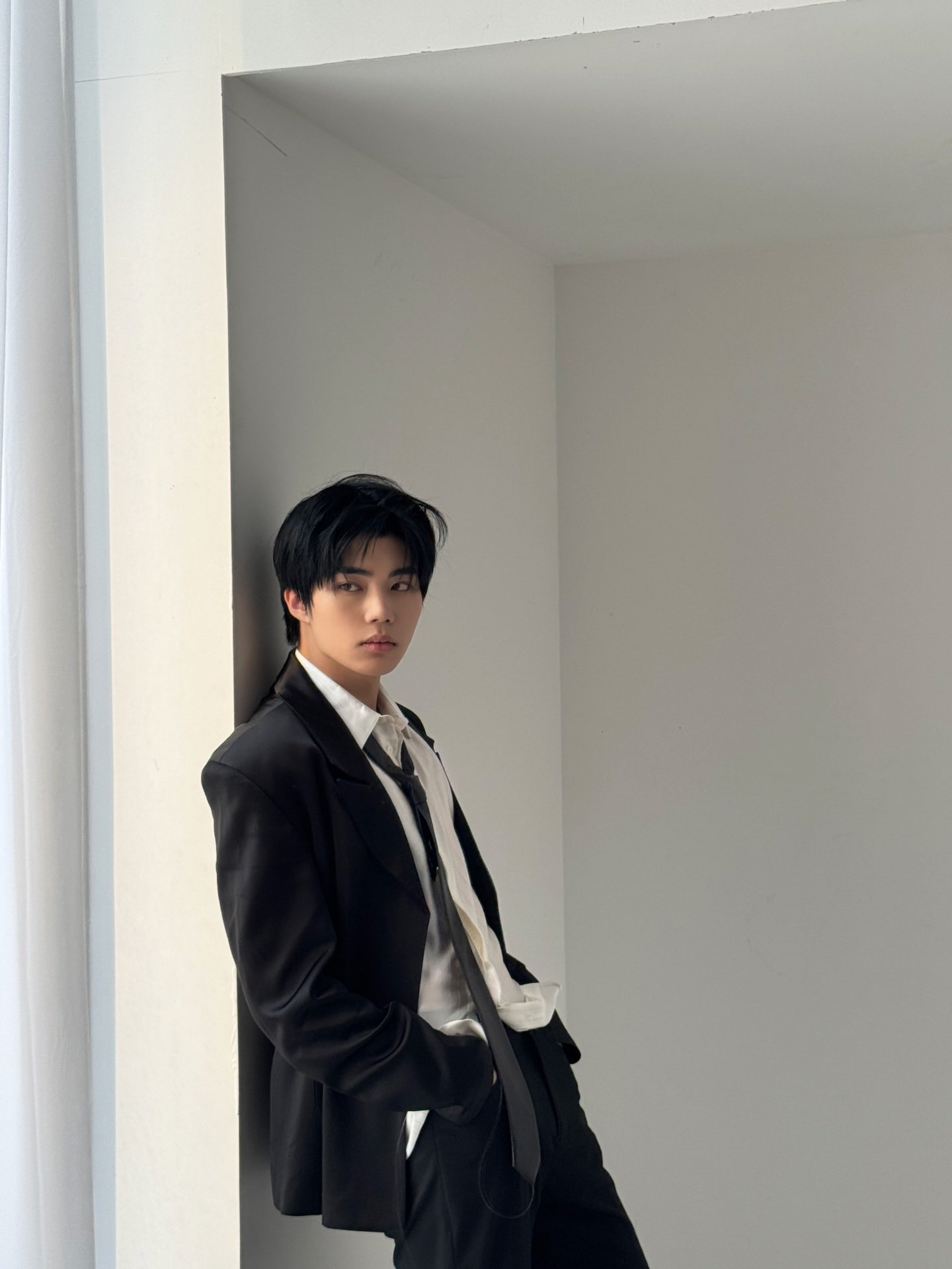 [잡담] 블랙수트+버석 박건욱 개멋지다 | 인스티즈