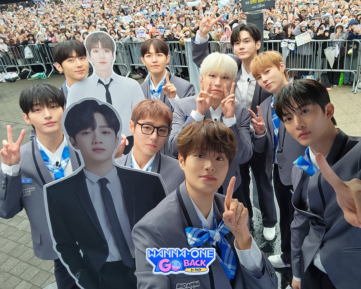 [잡담] 오늘 강다니엘 등신대 작년 12월 팬콘 사진이다 | 인스티즈