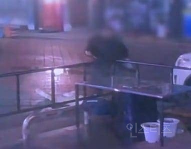 "비웃는 것 같아” 젓가락 공격한 중국인… 피해자 실명 위기 | 인스티즈