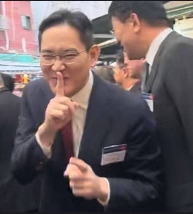 [잡담] 이제보니 이재용 회장님도 양손동기화네 | 인스티즈