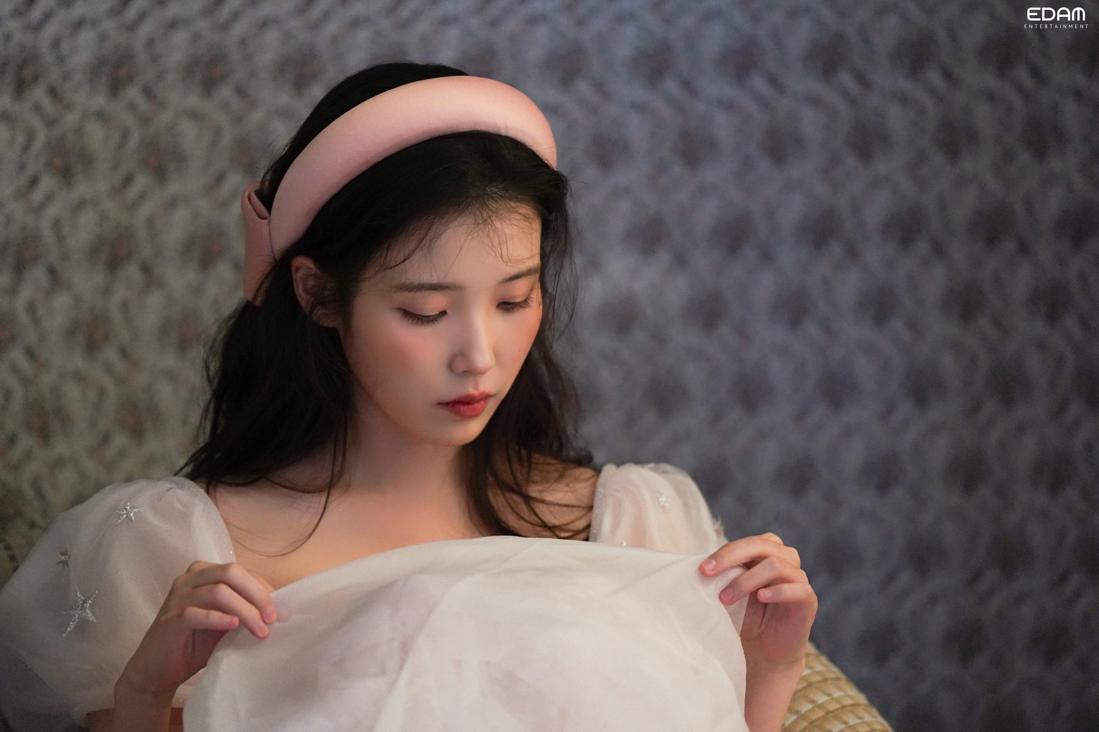 [잡담] 아이유) 소속사 엘르 비하인드 사진 모음 | 인스티즈