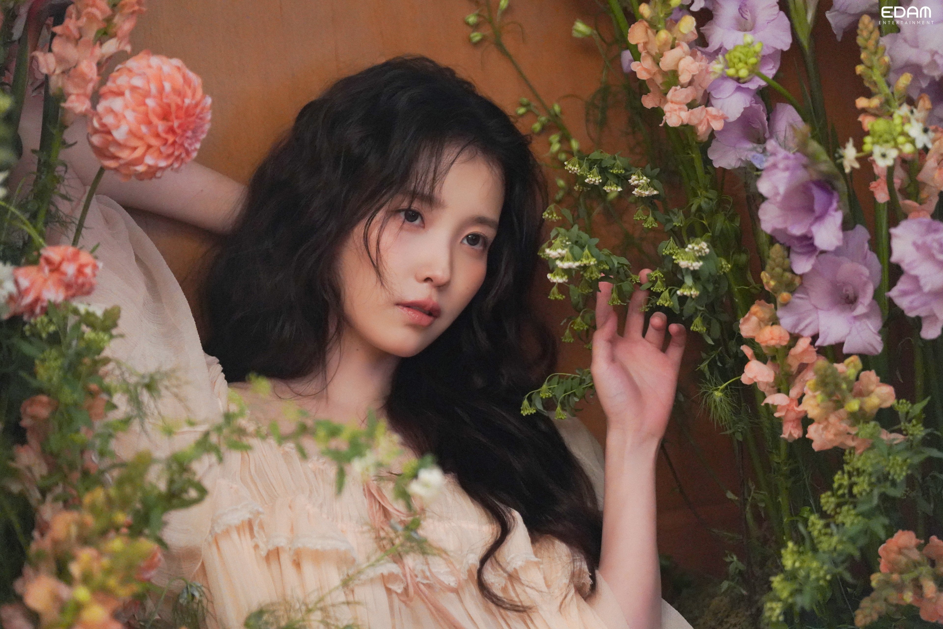[잡담] 아이유) 소속사 엘르 비하인드 사진 모음 | 인스티즈