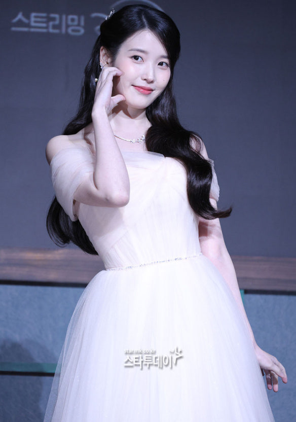 [잡담] 아이유) 제작발표회마다 캐릭터에 빙의돼서 나오는거 너무 좋음 | 인스티즈