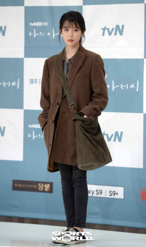 [잡담] 아이유) 제작발표회마다 캐릭터에 빙의돼서 나오는거 너무 좋음 | 인스티즈