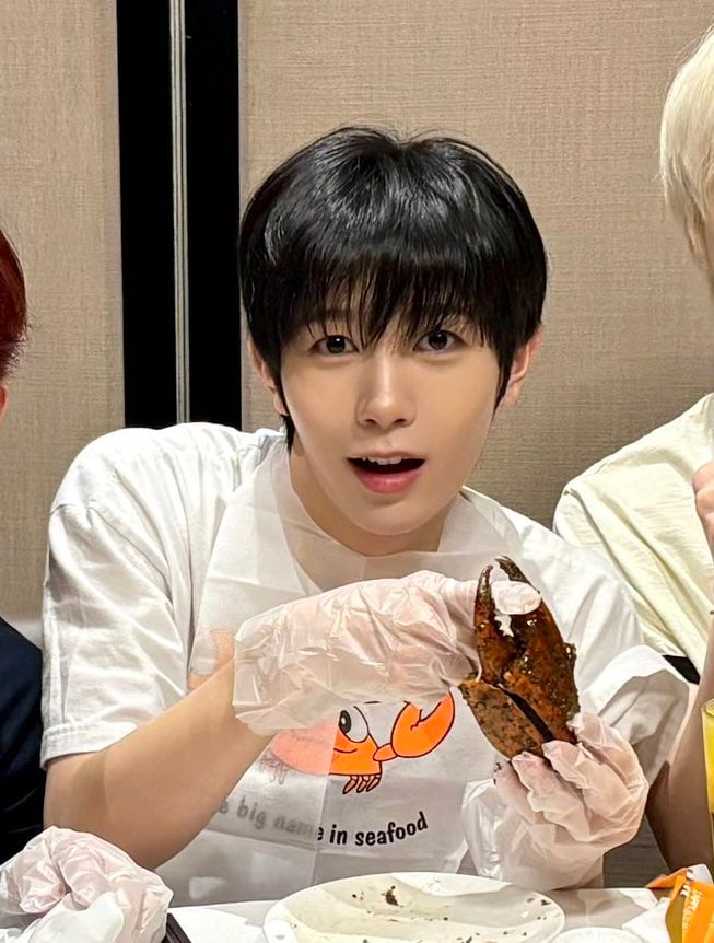 [잡담] 료 얼굴 감상하다가 손까락 끼인 퍼포먼스 하는 줄도 몰랐음 | 인스티즈