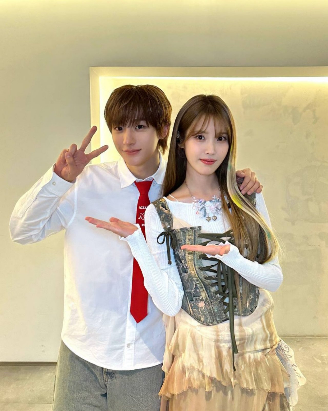 [잡담] 이사진 아이유 앤톤 남매같다 | 인스티즈