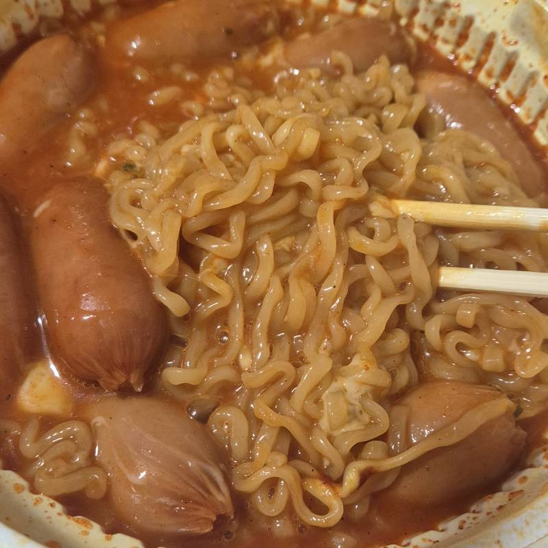 [잡담] 왕뚜껑 국물라볶이 치즈 비엔나 넣고 먹는중 | 인스티즈