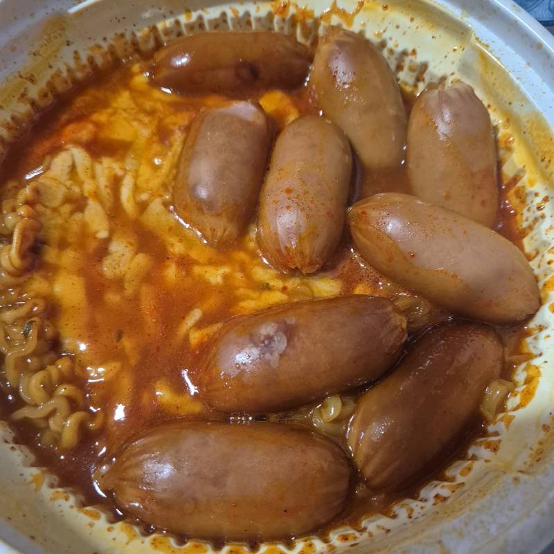 [잡담] 왕뚜껑 국물라볶이 치즈 비엔나 넣고 먹는중 | 인스티즈