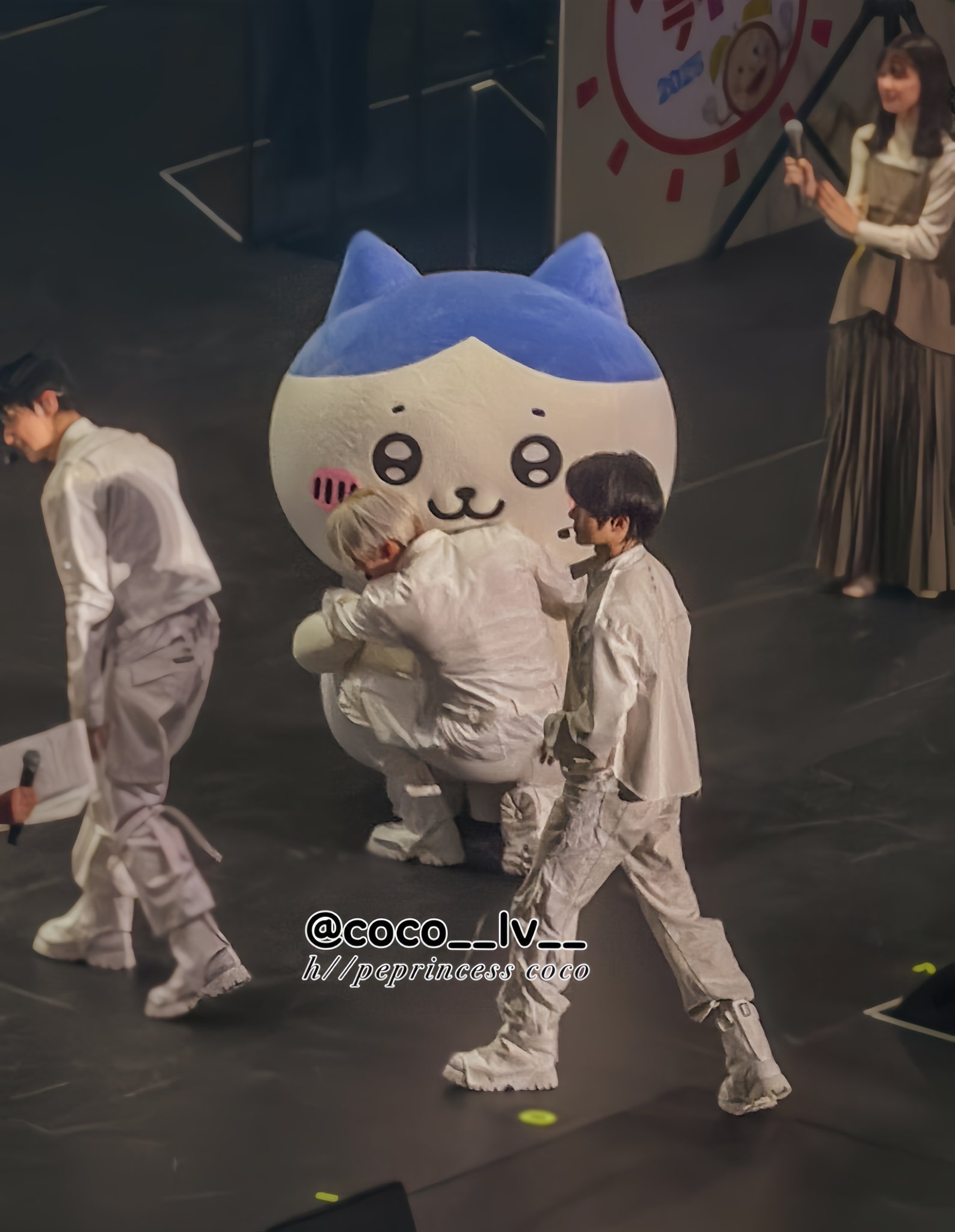 [잡담] 이 인형이랑 끌어안고있는 금발 누구야? | 인스티즈