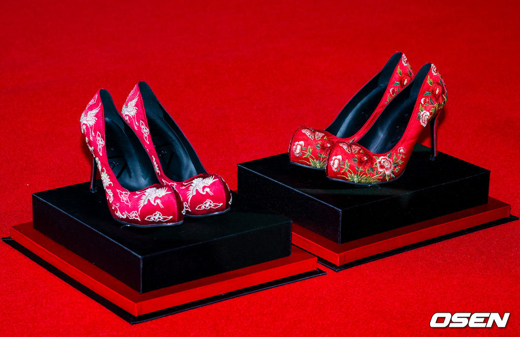 [잡담] 악마는프라다를입는다 내한 온 배우들에게 준 꽃신구두래 | 인스티즈