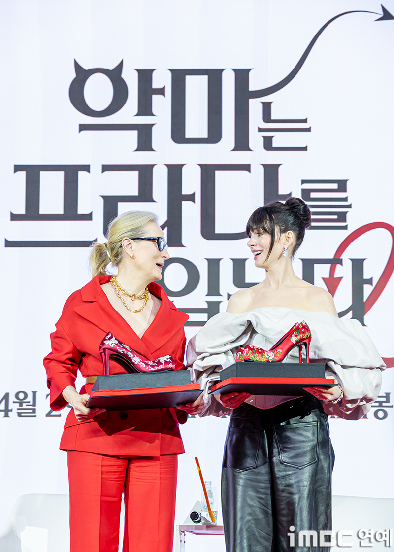 [잡담] 악마는프라다를입는다 내한 온 배우들에게 준 꽃신구두래 | 인스티즈