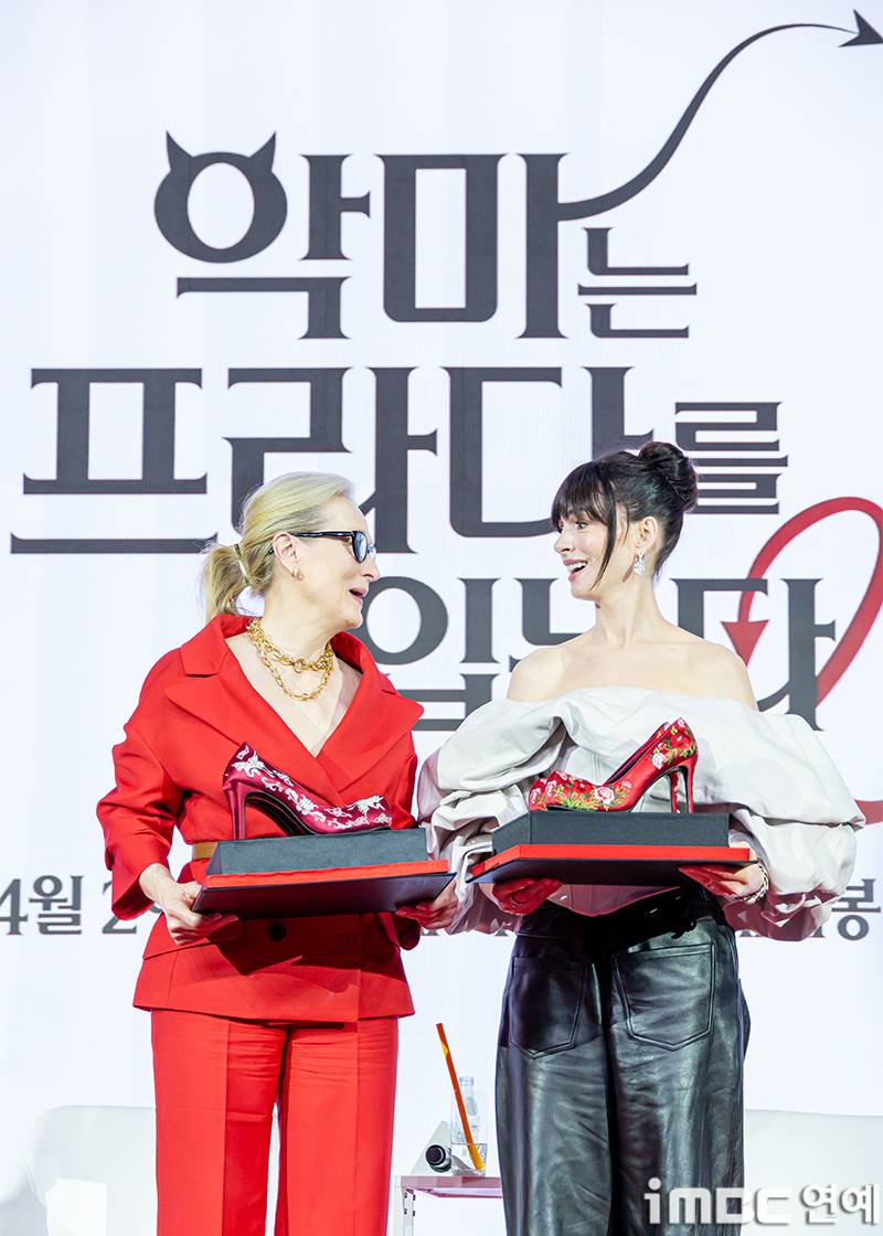 𝙅𝙊𝙉𝙉𝘼 감다살이라는 악마는 프라다를 입는다 내한선물..JPG | 인스티즈