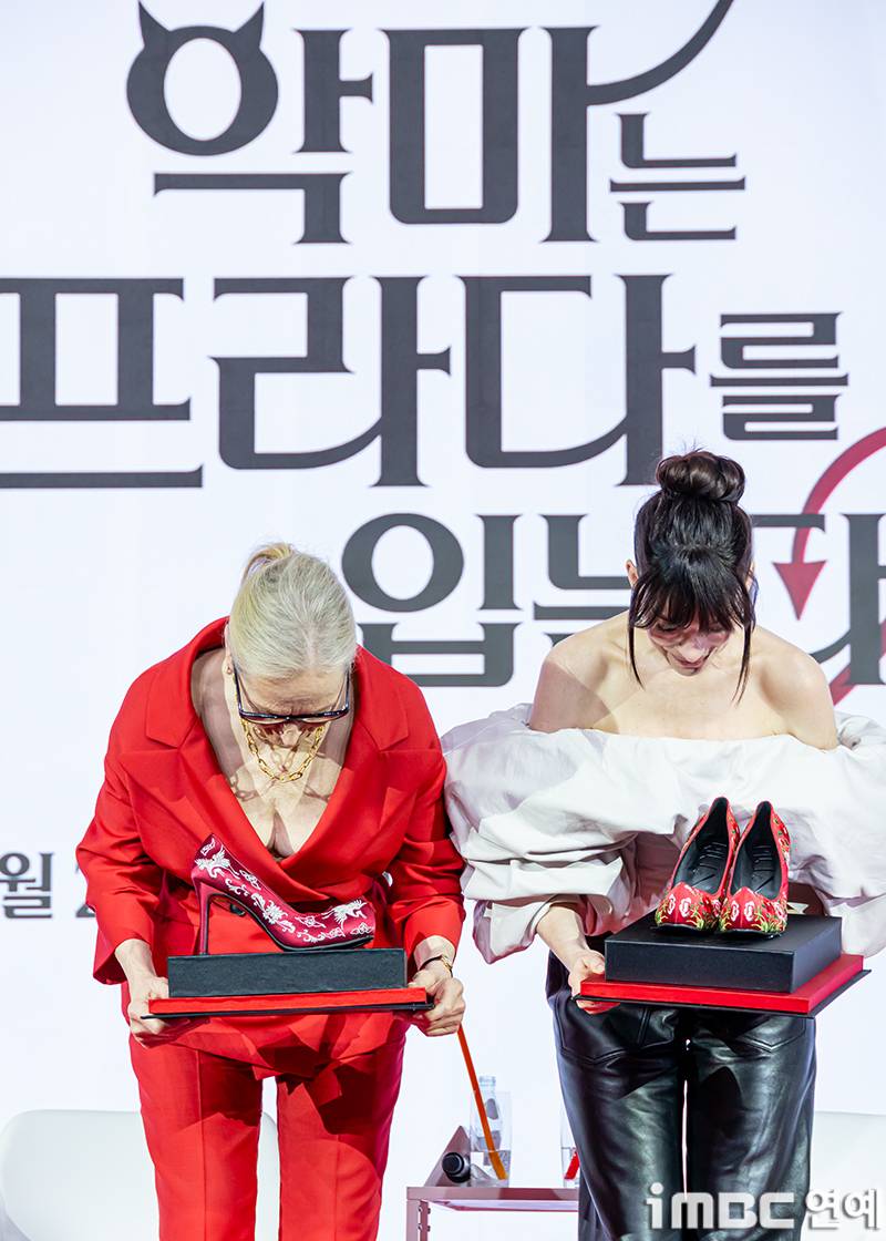 𝙅𝙊𝙉𝙉𝘼 감다살이라는 악마는 프라다를 입는다 내한선물..JPG | 인스티즈