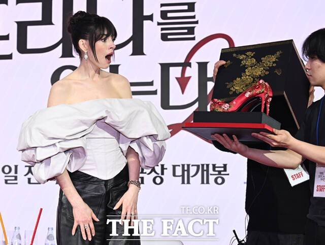 𝙅𝙊𝙉𝙉𝘼 감다살이라는 악마는 프라다를 입는다 내한선물..JPG | 인스티즈