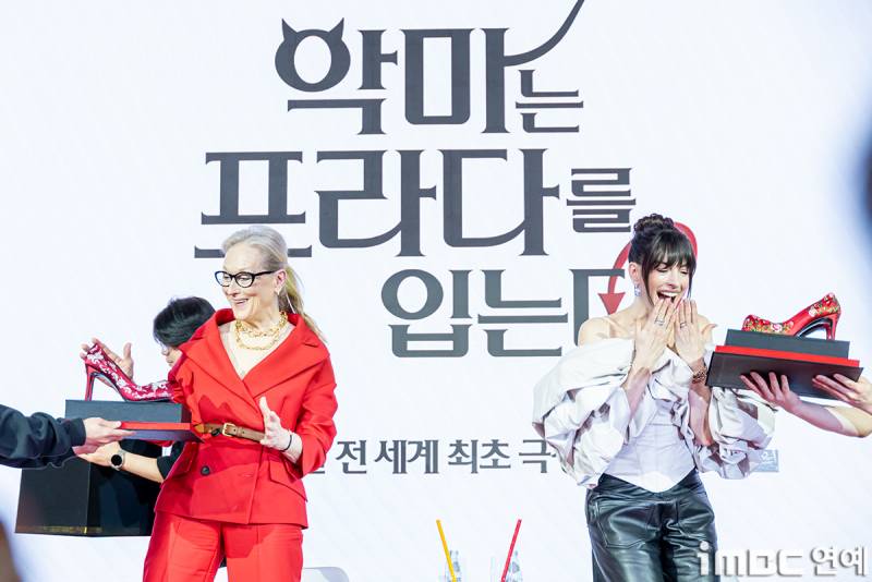 𝙅𝙊𝙉𝙉𝘼 감다살이라는 악마는 프라다를 입는다 내한선물..JPG | 인스티즈