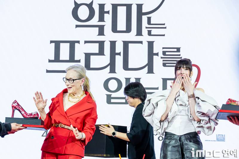 𝙅𝙊𝙉𝙉𝘼 감다살이라는 악마는 프라다를 입는다 내한선물..JPG | 인스티즈