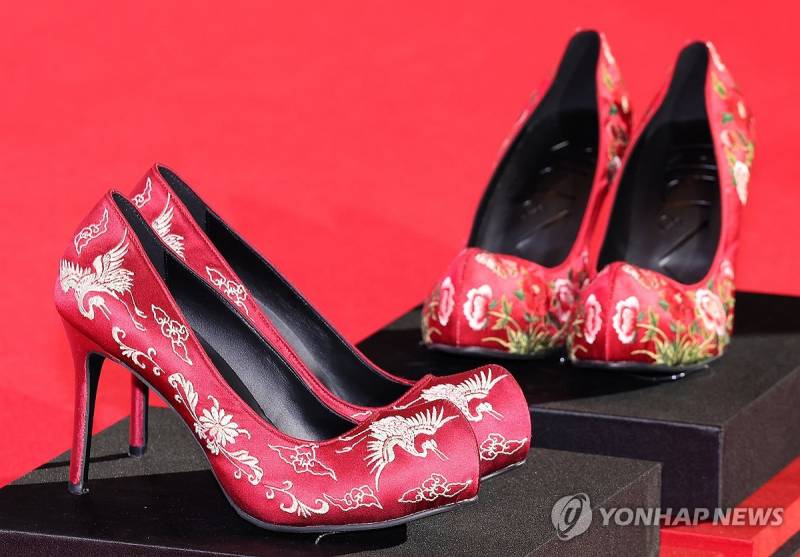 𝙅𝙊𝙉𝙉𝘼 감다살이라는 악마는 프라다를 입는다 내한선물..JPG | 인스티즈
