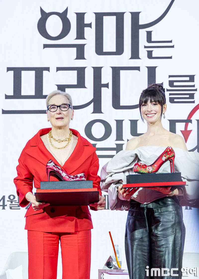𝙅𝙊𝙉𝙉𝘼 감다살이라는 악마는 프라다를 입는다 내한선물..JPG | 인스티즈