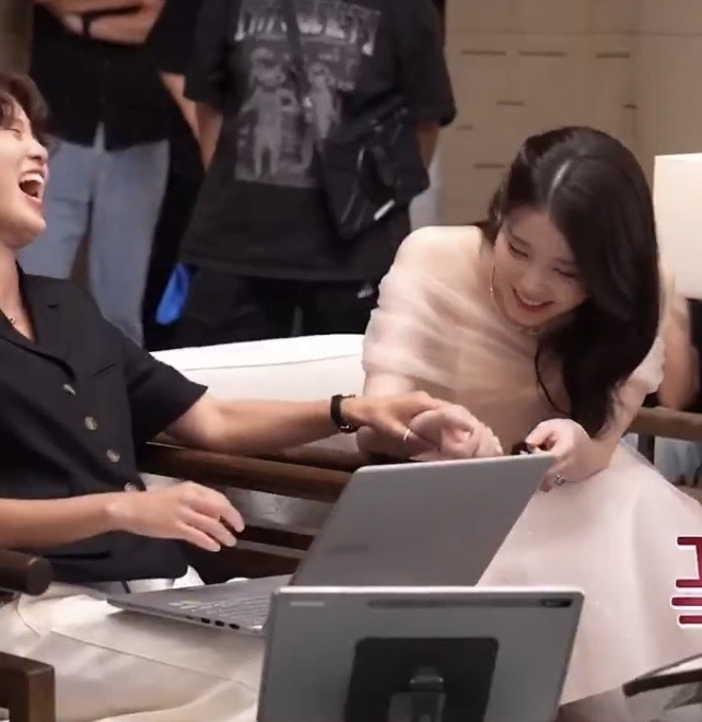 [잡담] 대군부인) 아이유 자꾸만 손목 잡히는거 왤케 귀엽지 ㅋㅋㅋ | 인스티즈