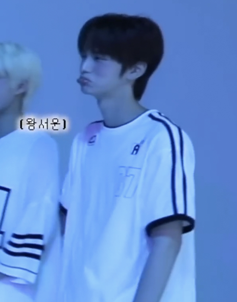 [잡담] 갤러리에 멋진 홈마사진이 아닌 귀여운 캡쳐 사진이 늘어나면 입덕이라고 하잖아 나 투어스 신유 입덕 인정하기로 함 | 인스티즈