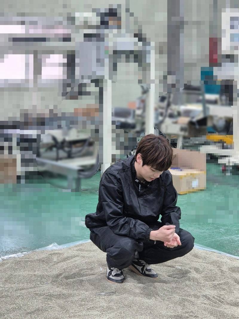 강다니엘 생일에 고양이 모래 공장 견학 + 벤토 모래 기부 | 인스티즈