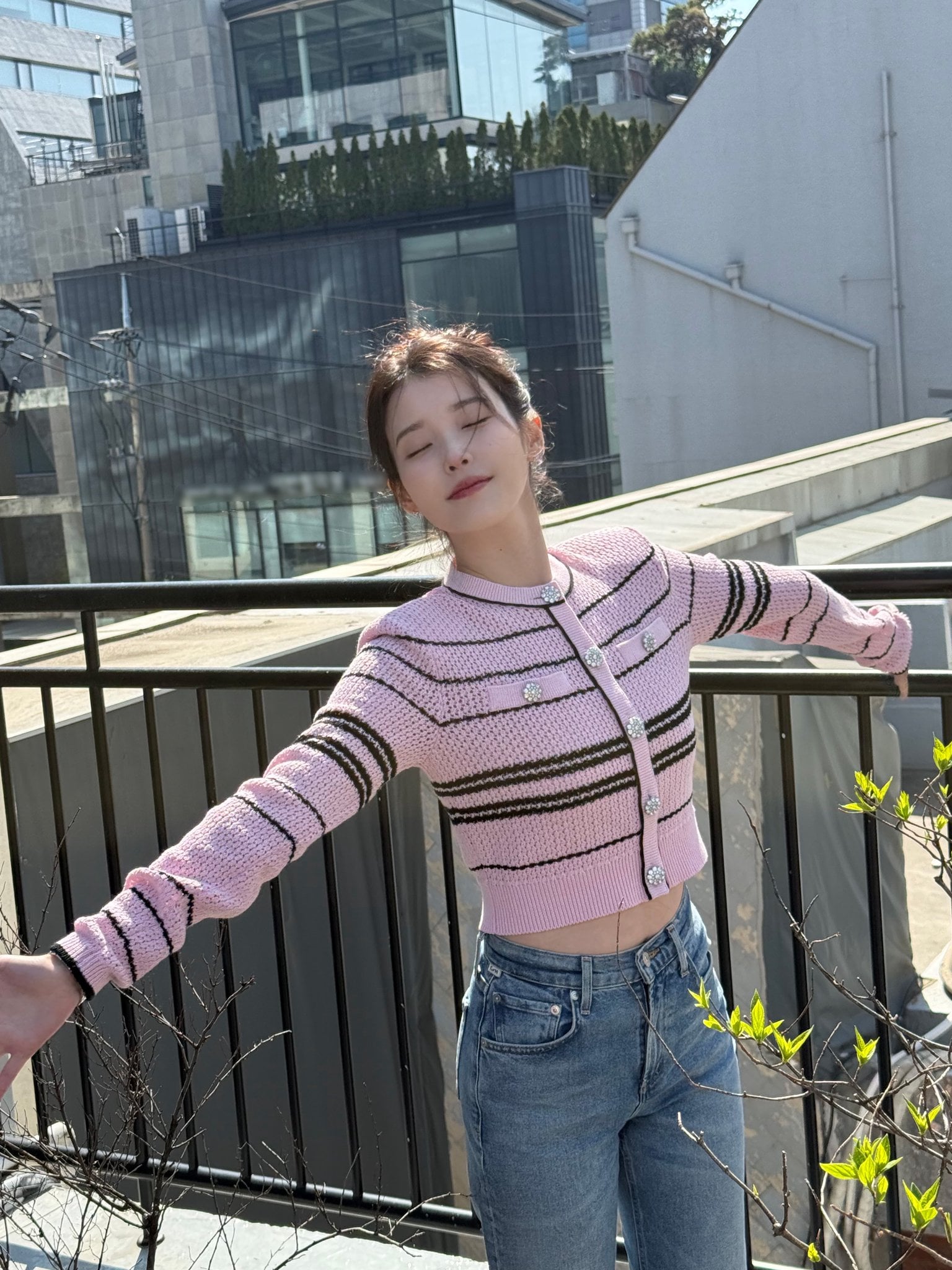 [잡담] 아이유) 아이유 이 가디건 예쁜데 | 인스티즈