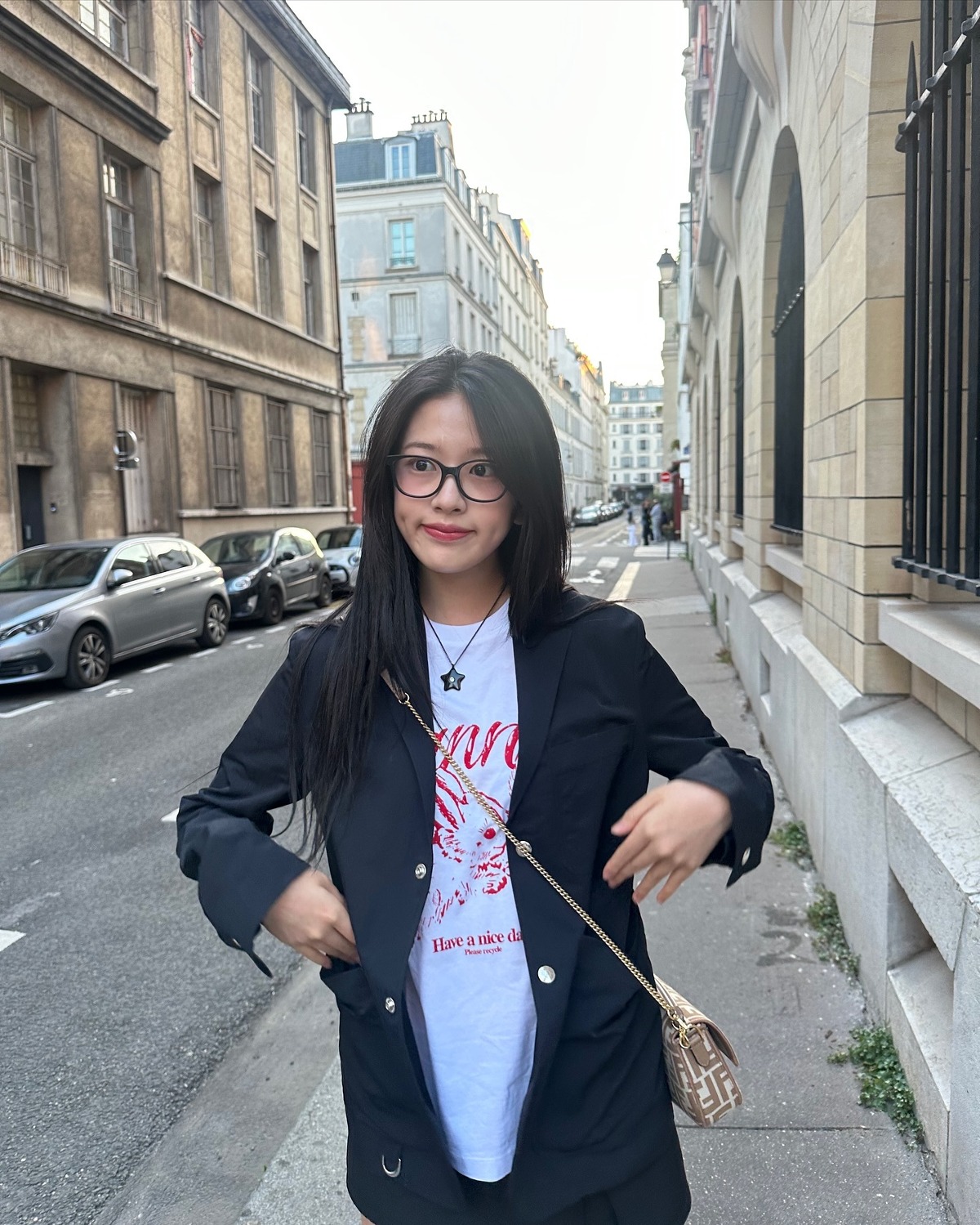 [잡담] 사진에서 사랑이 느껴지는 안유진 가족들이 찍은 안유진 | 인스티즈