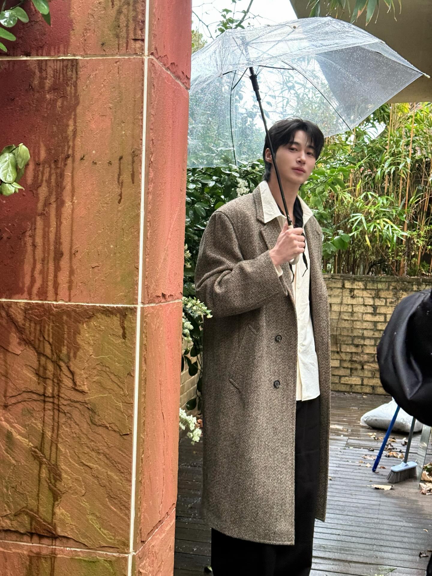 [잡담] 변우석) 변우석 우산 사진 분위기 미쳤음 | 인스티즈