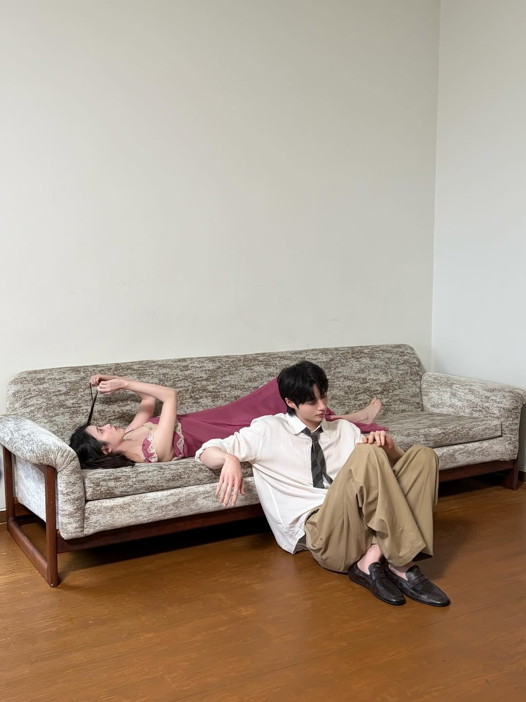 [잡담] 아이유) 언니 맨발로 띨롱 누워있음 | 인스티즈