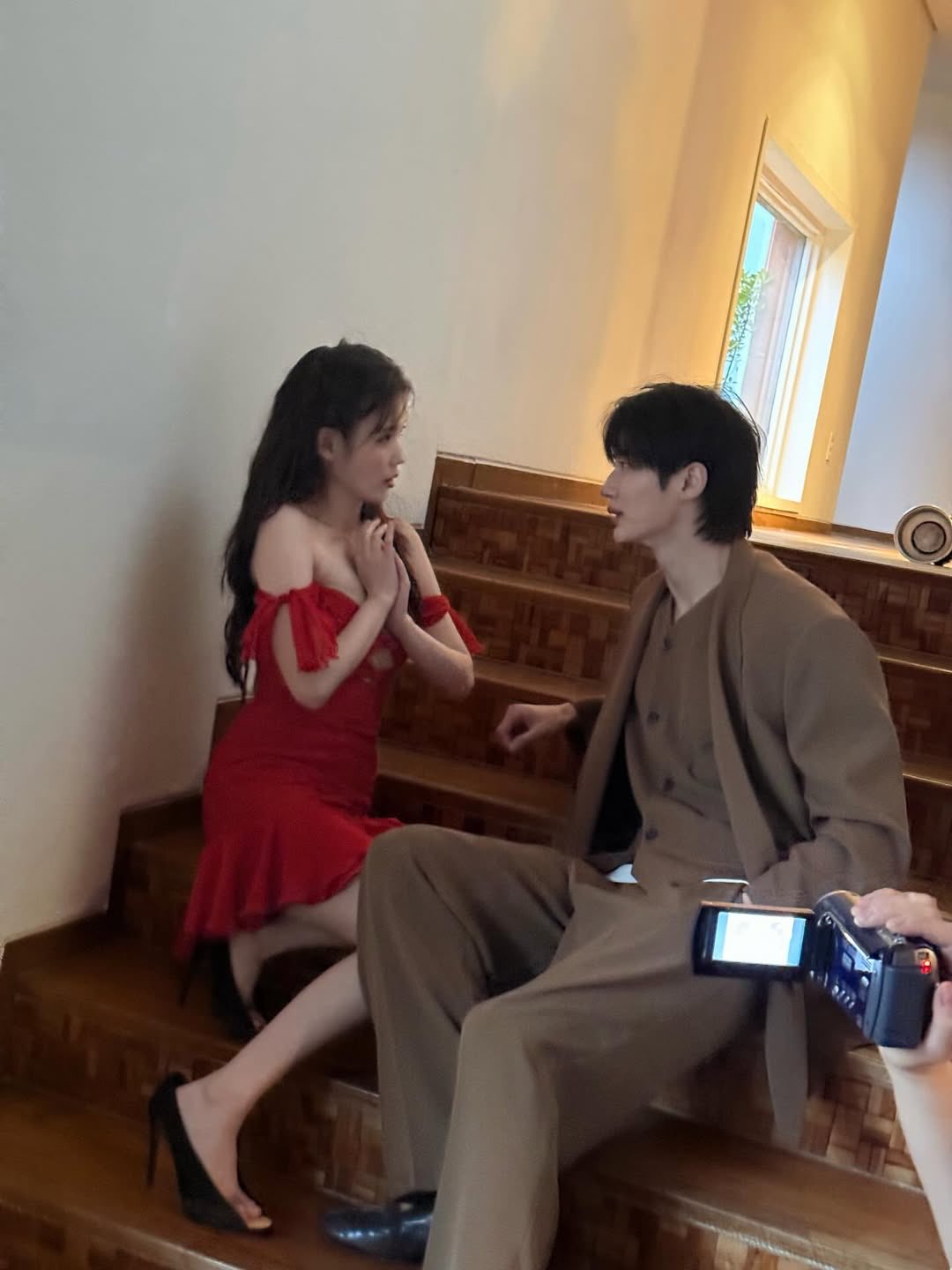 [잡담] 아이유) 언니 맨발로 띨롱 누워있음 | 인스티즈