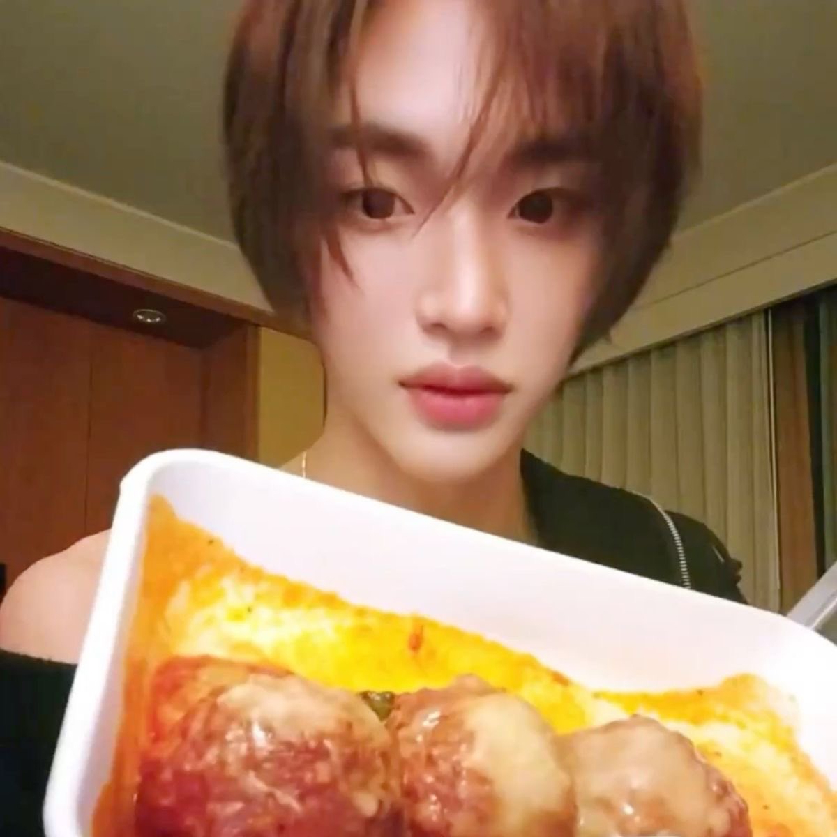 [잡담] 아닠ㅋㅋㅋㅋ 음식 소개하는 원빈이가 너무 귀여웤ㅋㅋㅋ | 인스티즈
